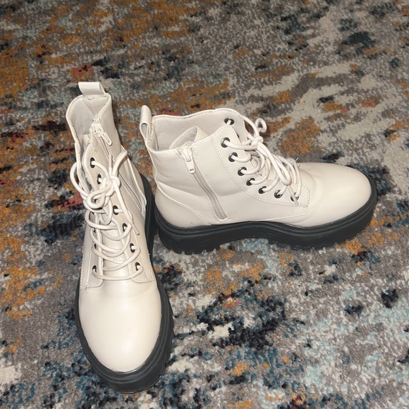 forever 21 cream lace up boots - size 6 - has a zipper - grey platform - Picture 3 of 4